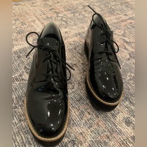 Eileen Fisher patent leather platform lace up shoes